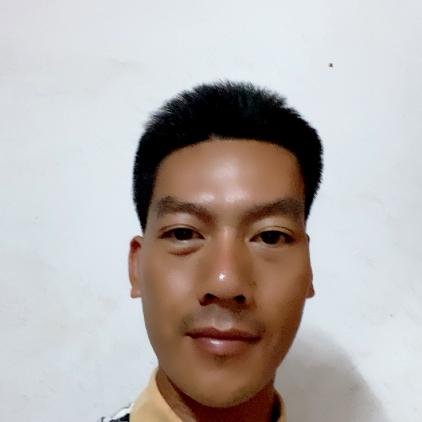 端庄挽手高山的照片