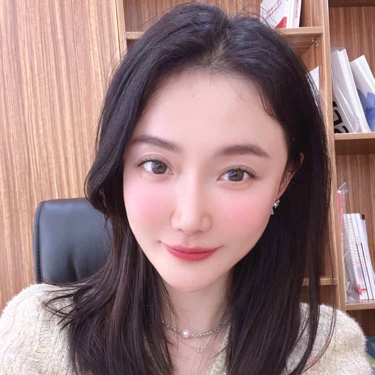 季节蹙眉怕孤单的照片