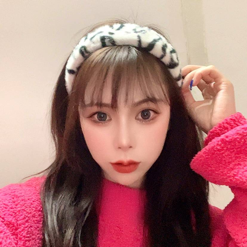 小松鼠回首认真的照片