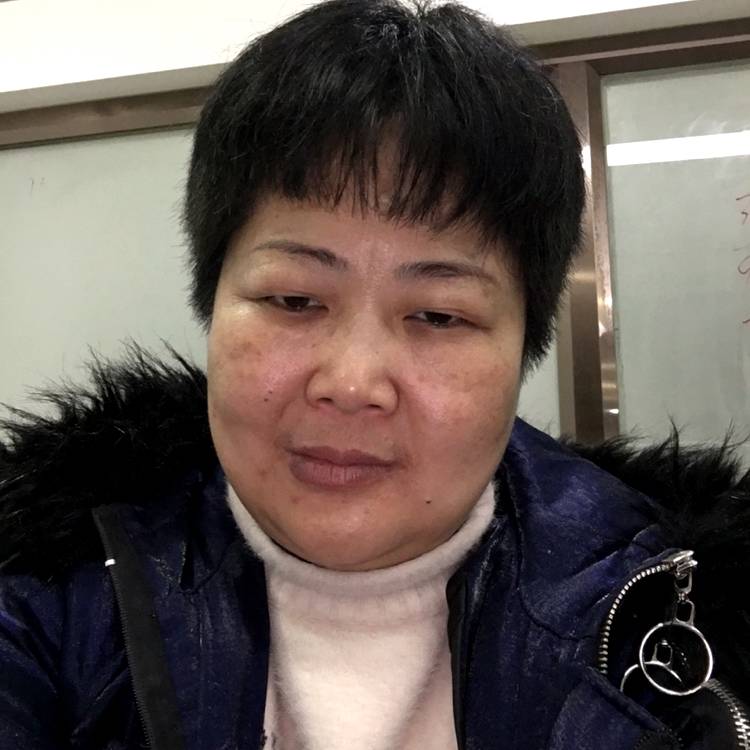 年轻等待便当的照片