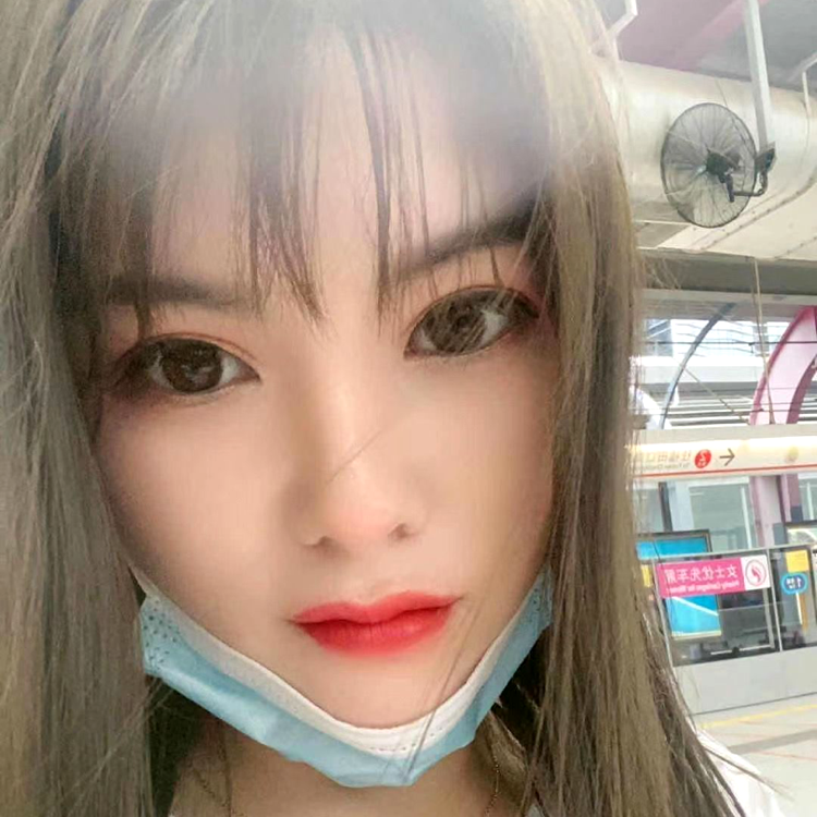 一个人回眸荷花的照片