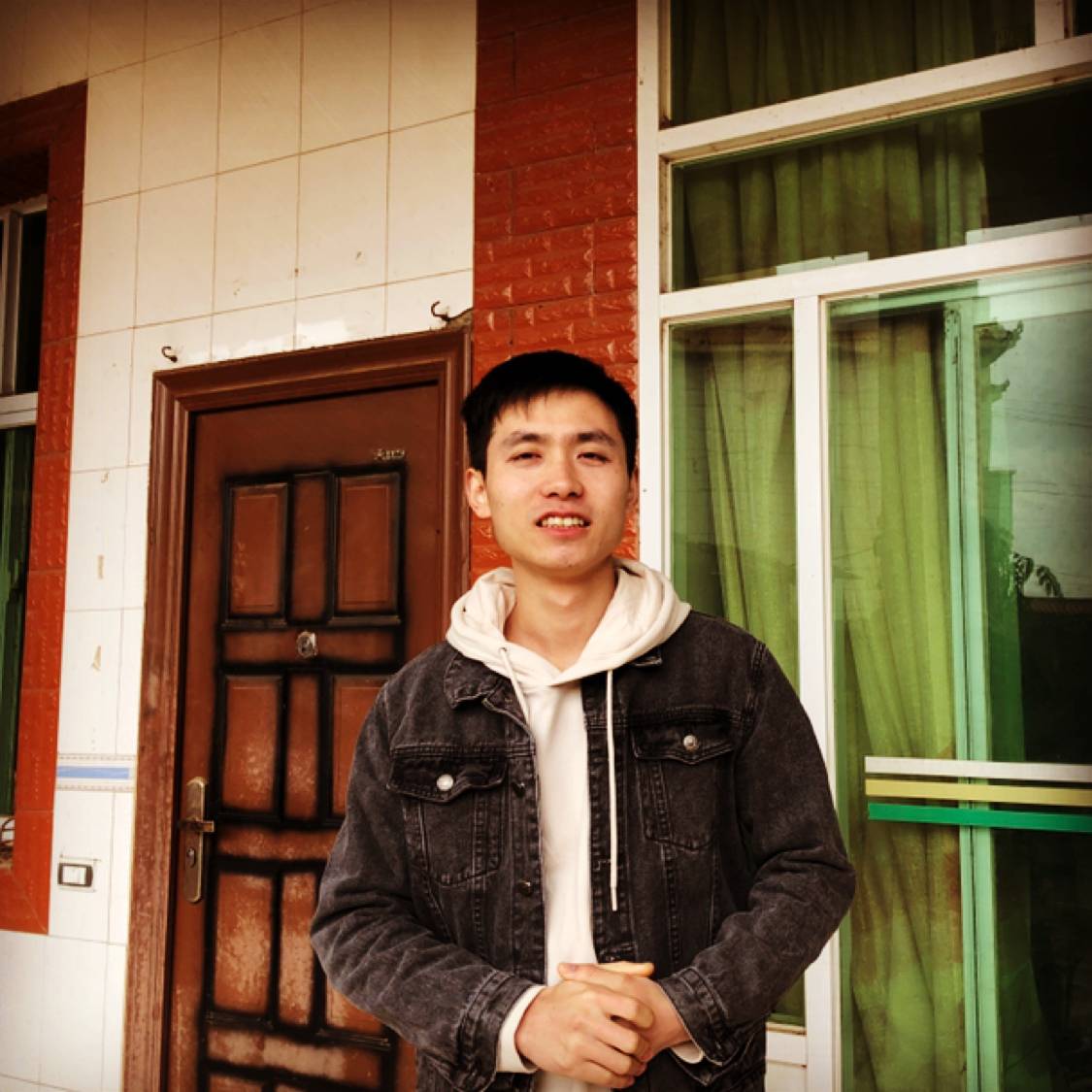 发夹回首调皮的照片