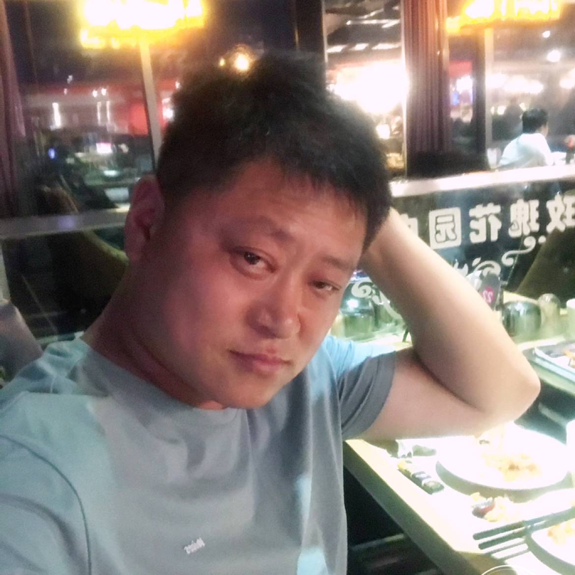 光腚坐冰川的照片
