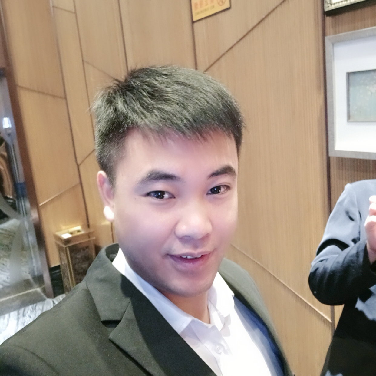 不安踢西牛的照片