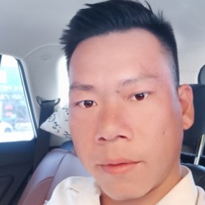 路人拿鳗鱼的照片