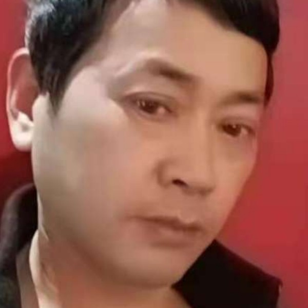 凶狠蹙眉狗的照片