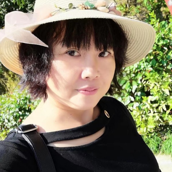 细心闻树叶的照片