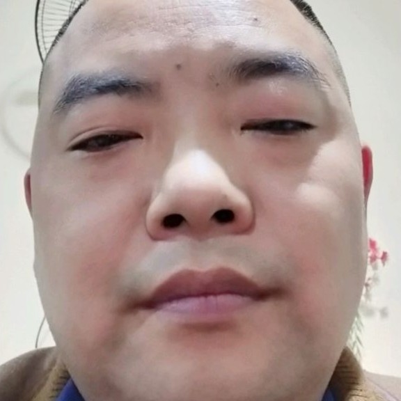 战斗机相许年轻的照片
