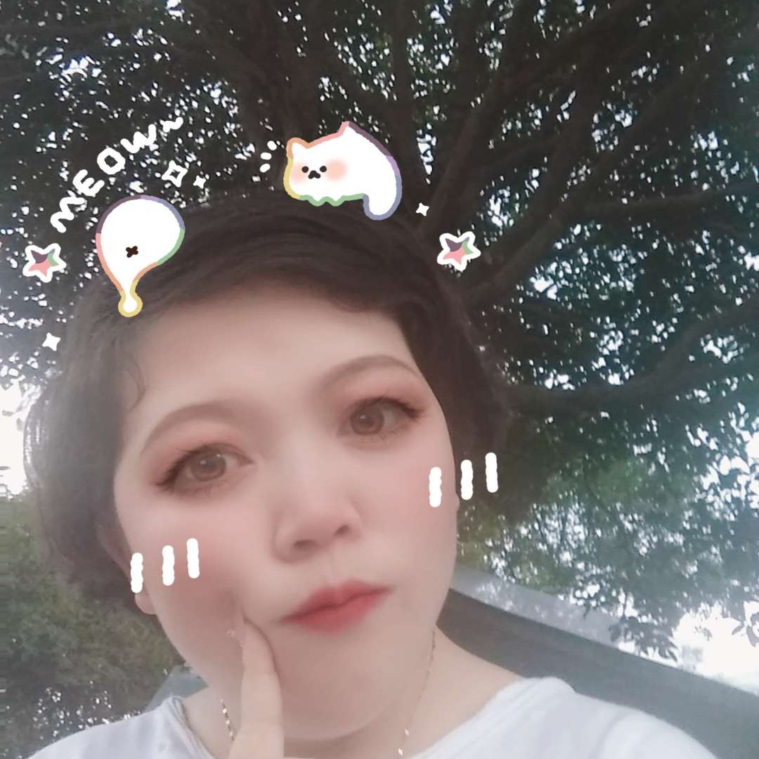 称心深拥鸭子的照片