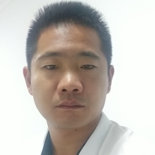 酷酷和大树的照片