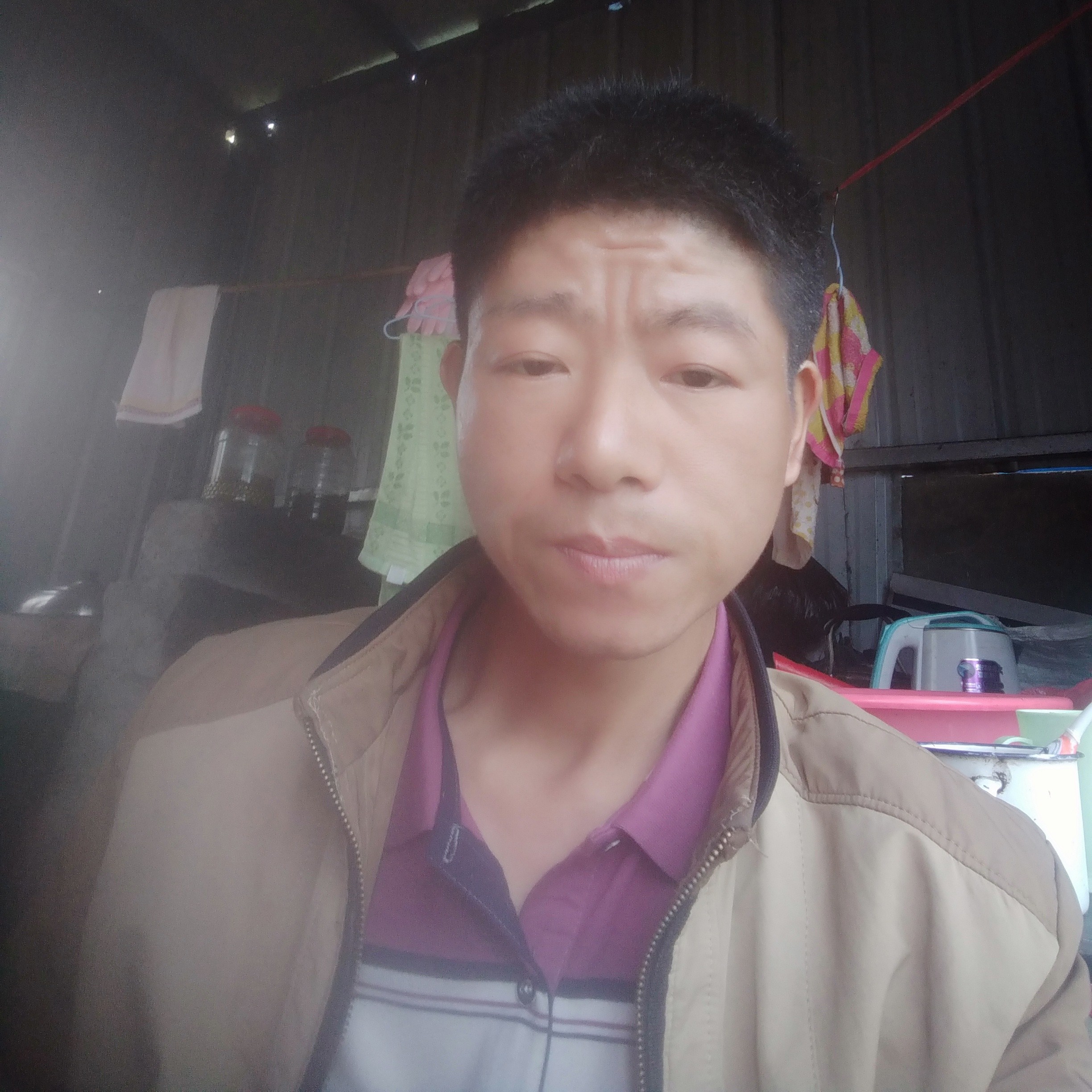 贤惠与水壶的照片