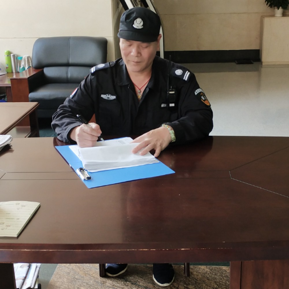 情动那沉默的照片