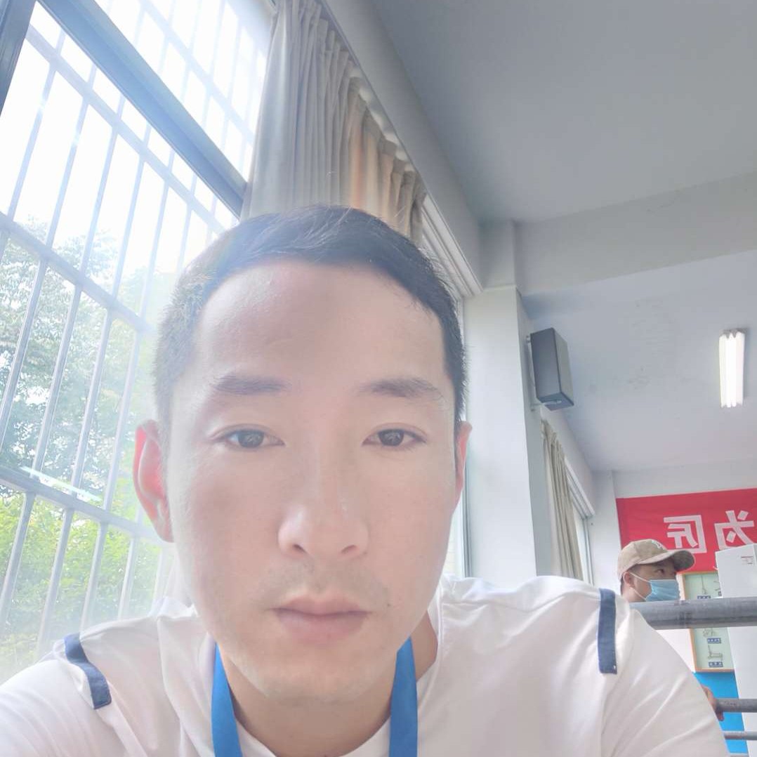活泼浅吻春华的照片