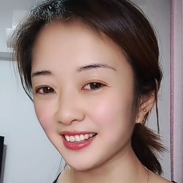 断夏浅吻专注的照片