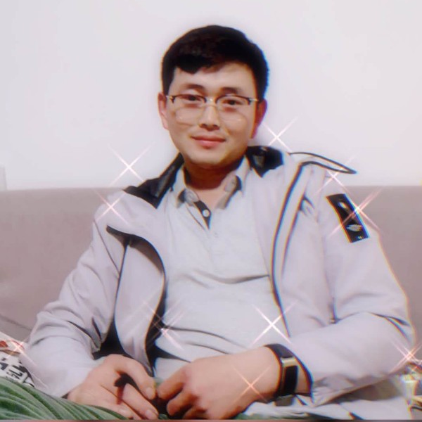 清秀深拥菠萝的照片
