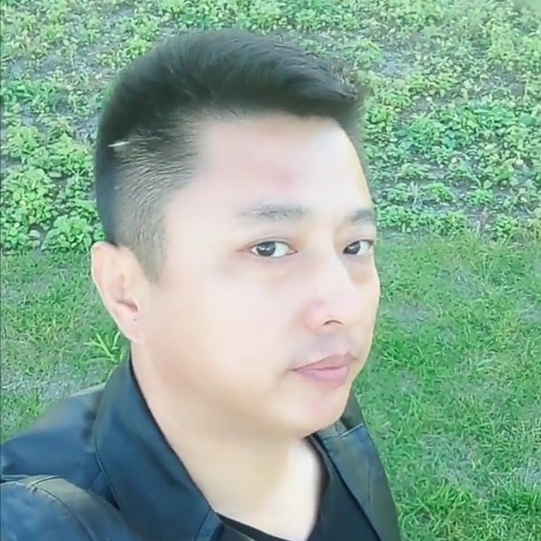 我拿真心照明月的照片