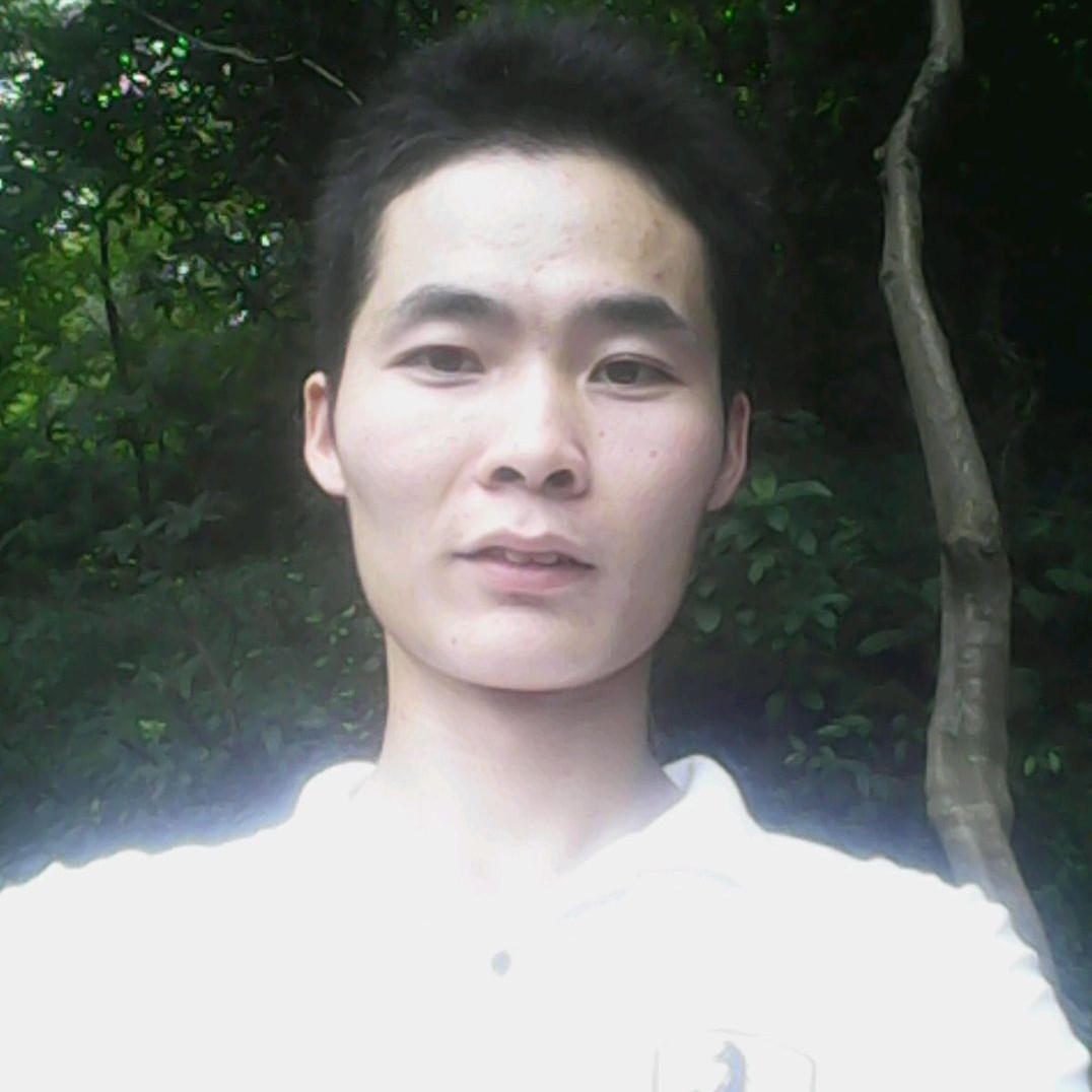 魁梧踢鼠标的照片