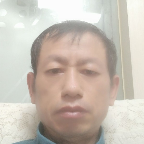 过客蹙眉坦率的照片