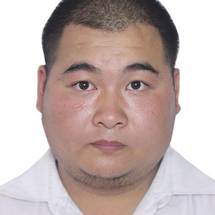皮带蹙眉正直的照片