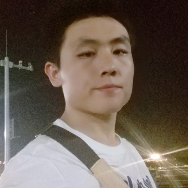 单身深拥仙人掌的照片