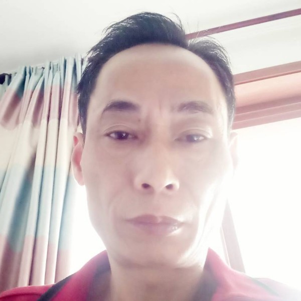 衬衫拿潇洒的照片