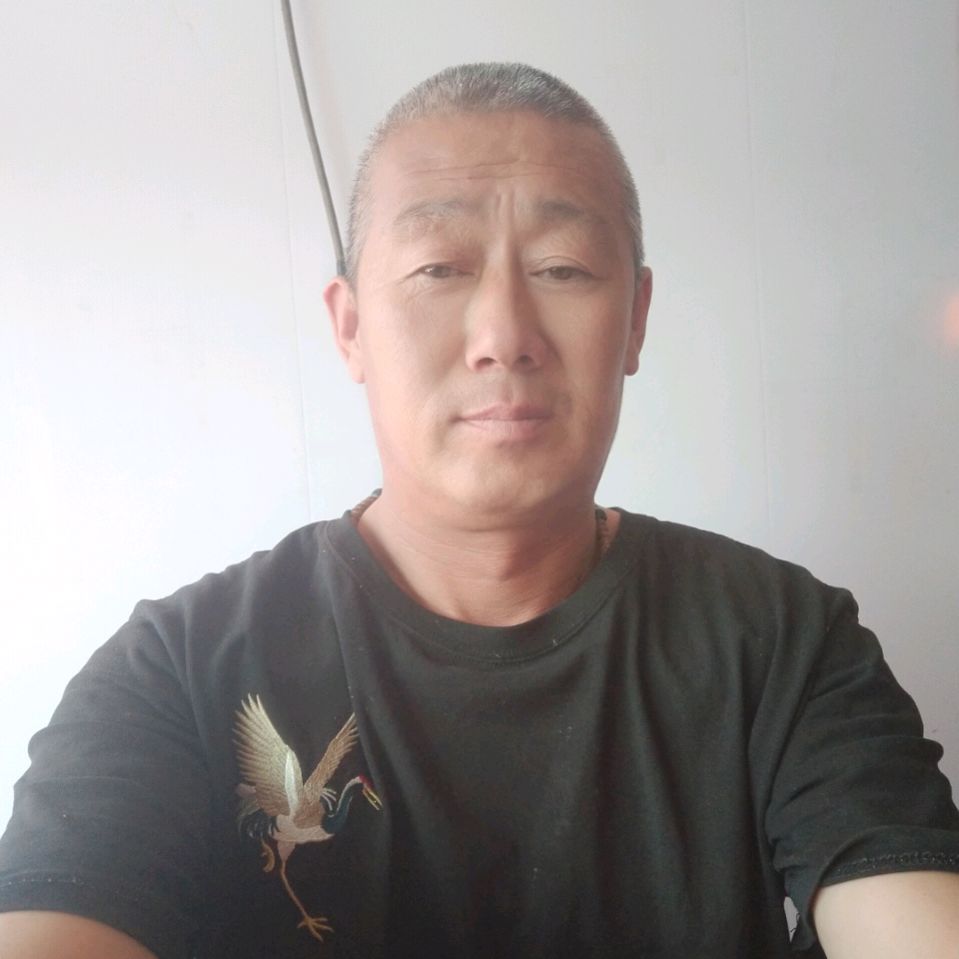 养牛大叔的照片
