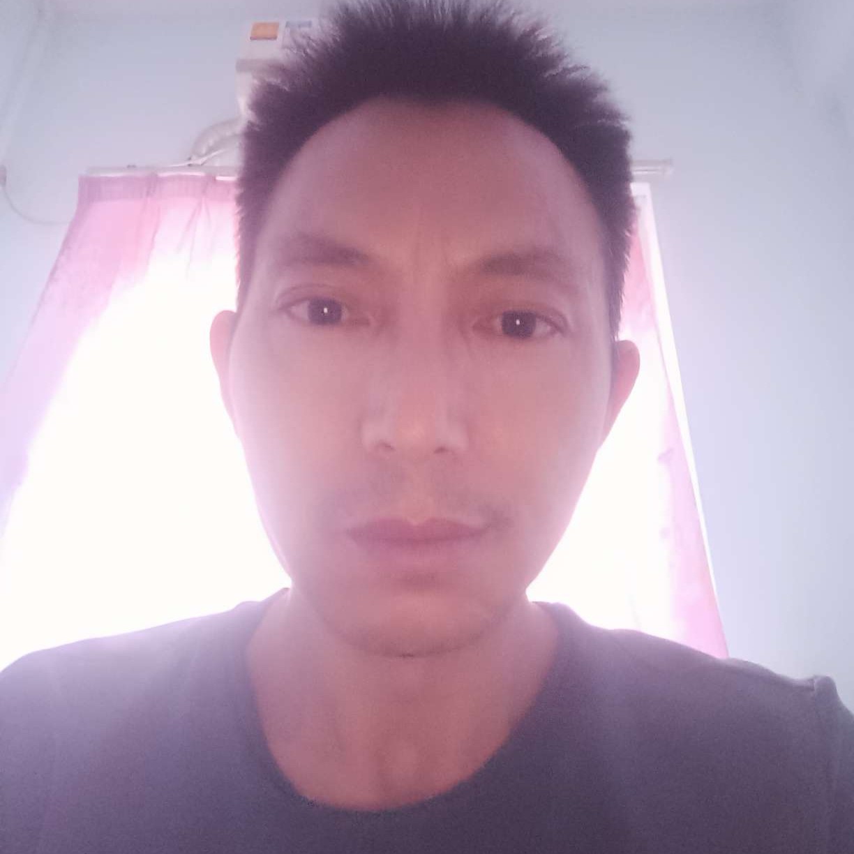 冷眸挽手虚拟的照片