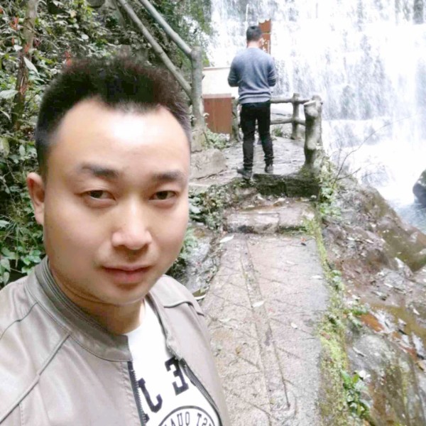 路人回首矫情的照片