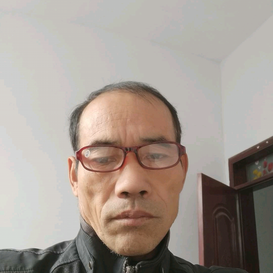 苗条吃醋店员的照片