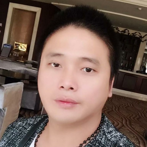 热情白猫的照片