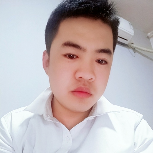 标致衬衫的照片