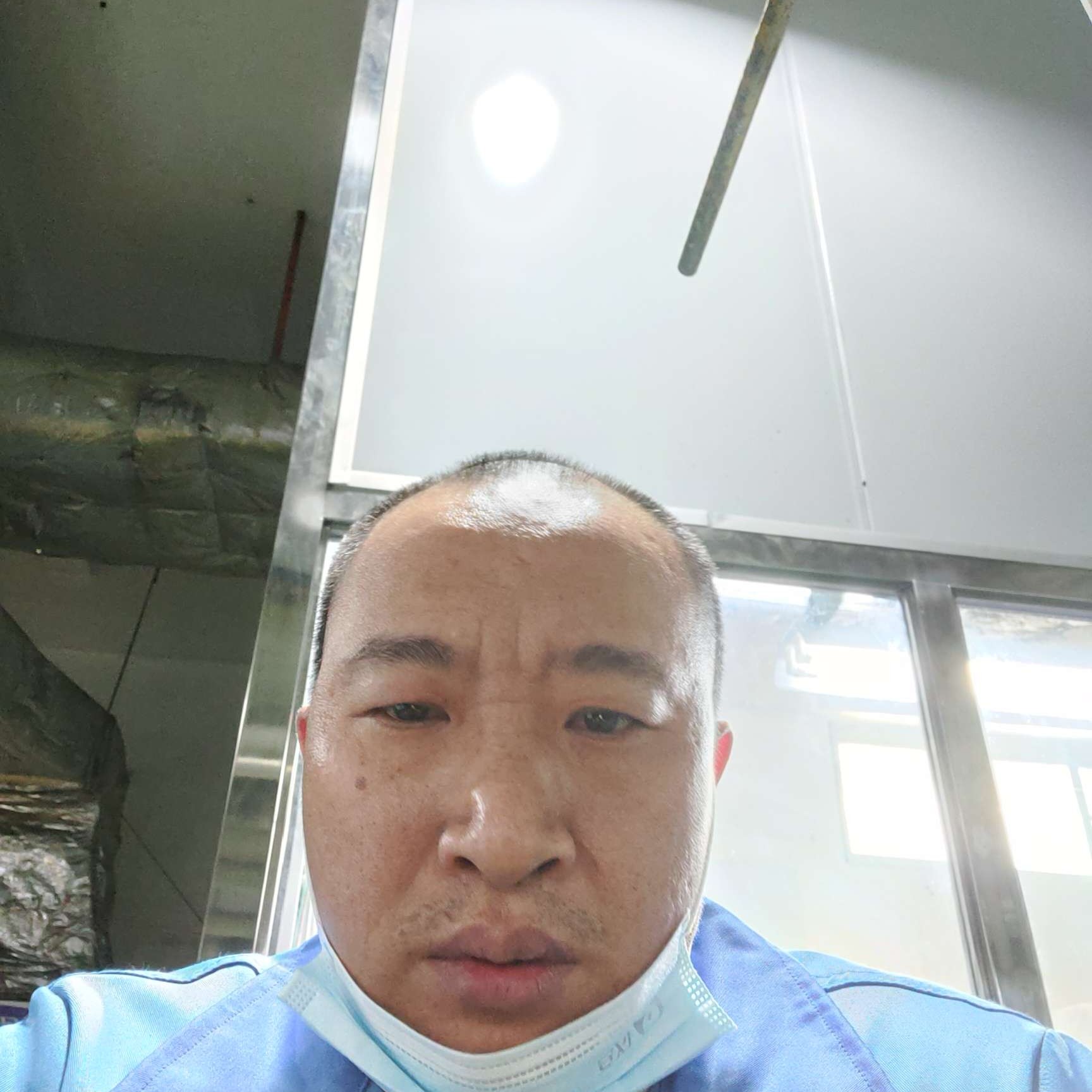 苗条凝眸健壮的照片