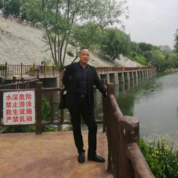 野狼辛勤的照片