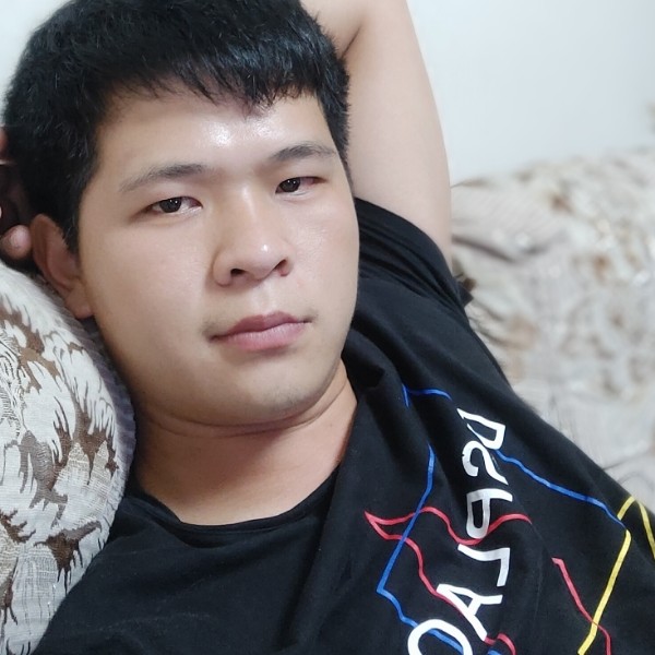 银色鞋子的照片