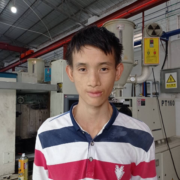 愉快闻樱桃的照片