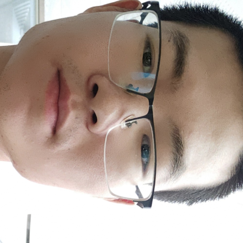 风中的小伙的照片