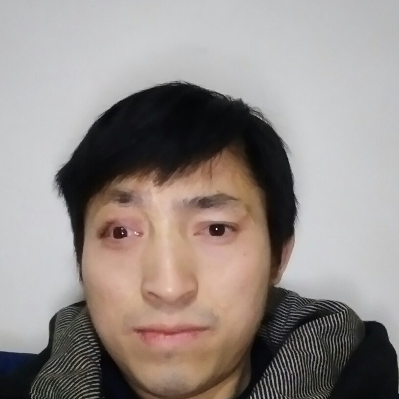 沉默中微笑的照片