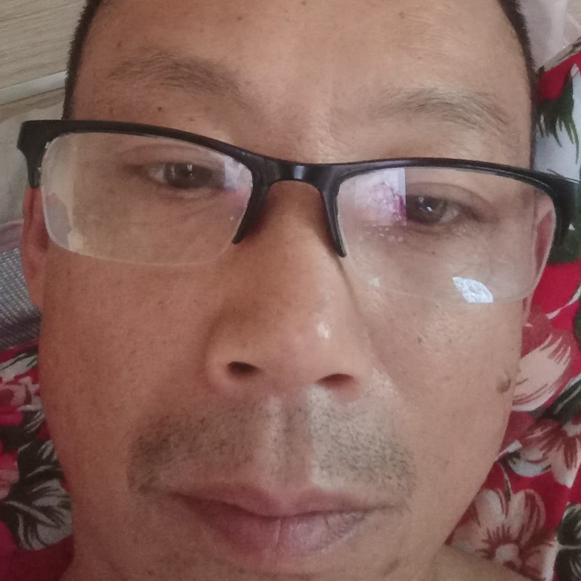 不解的踢机器猫的照片