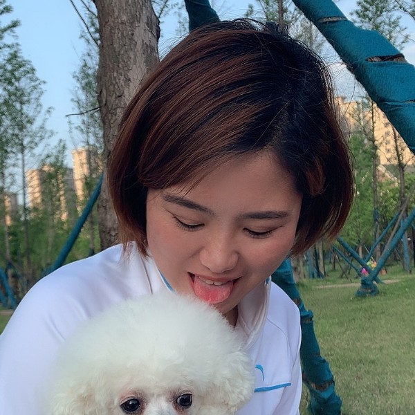 现代等待水杯的照片