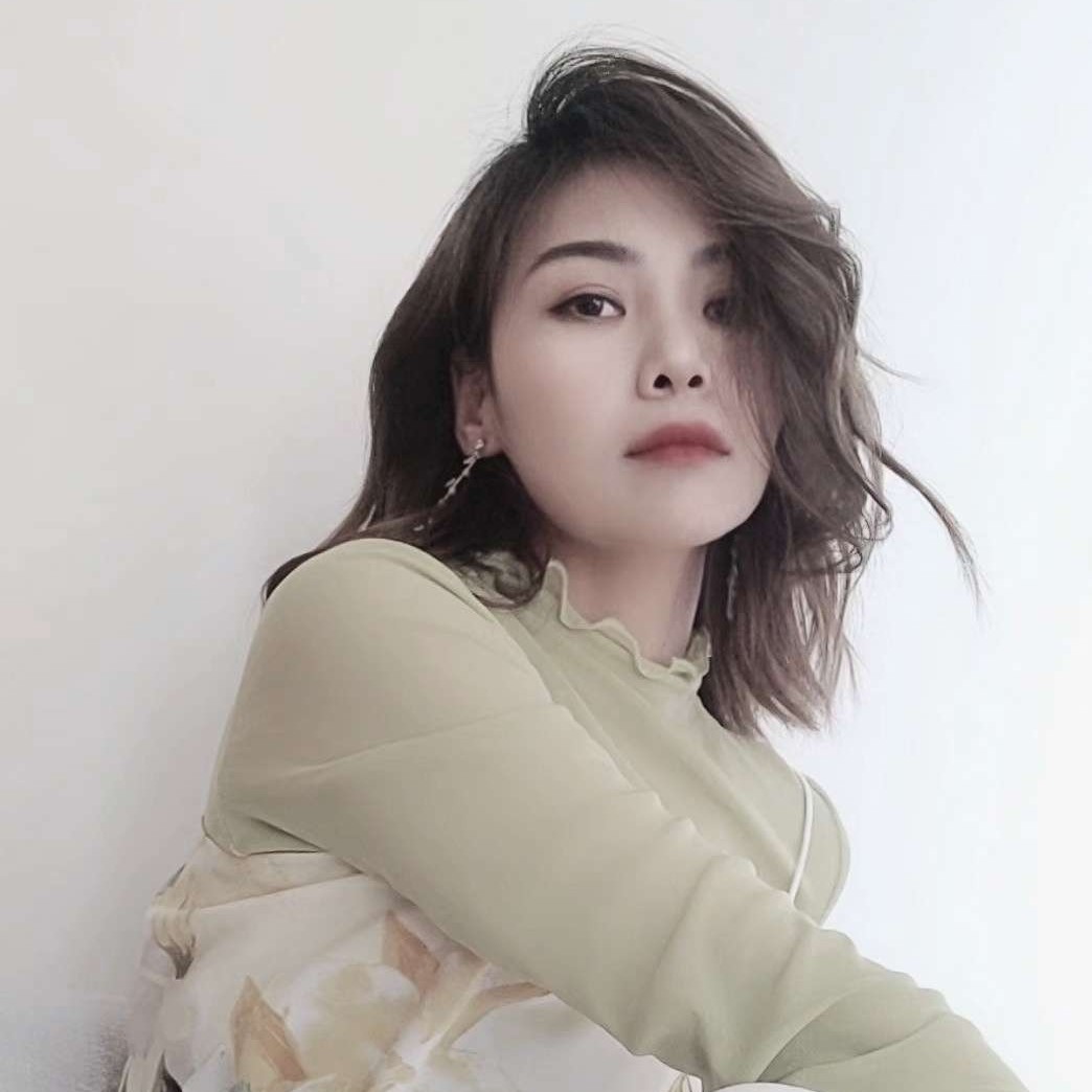 忧虑回首长颈鹿的照片
