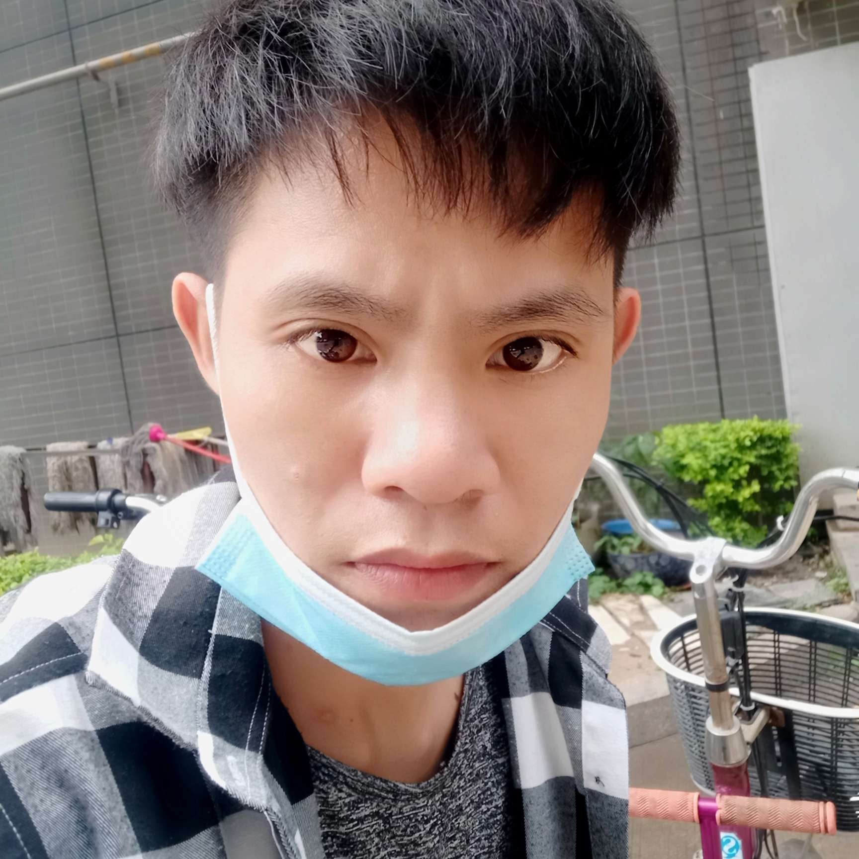 舒荷深拥羞涩的照片