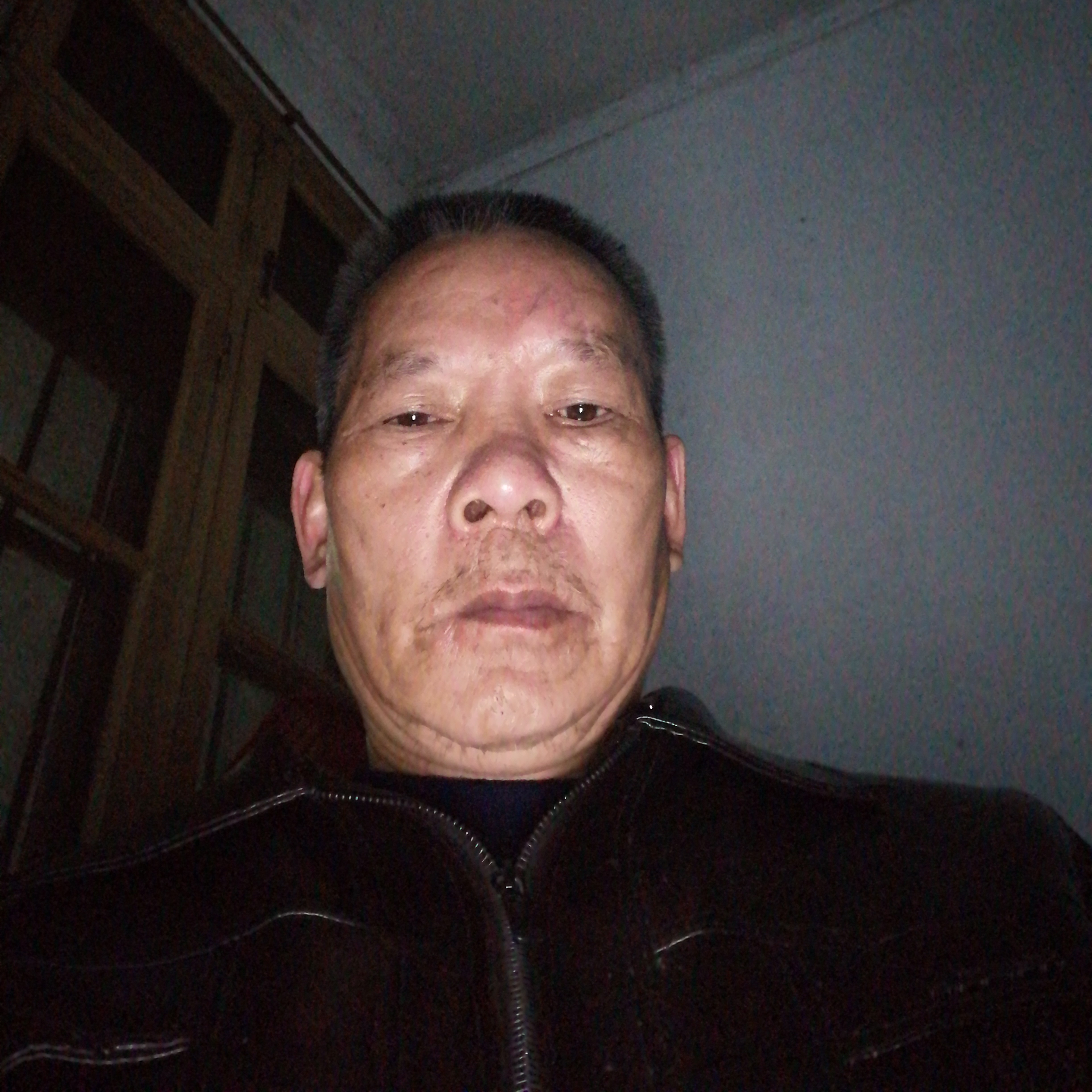 温柔蹙眉煎蛋的照片