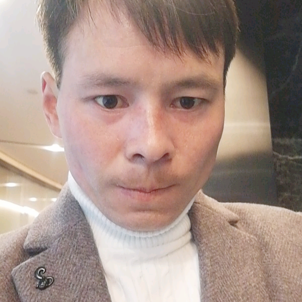 一个人倾心百褶裙的照片