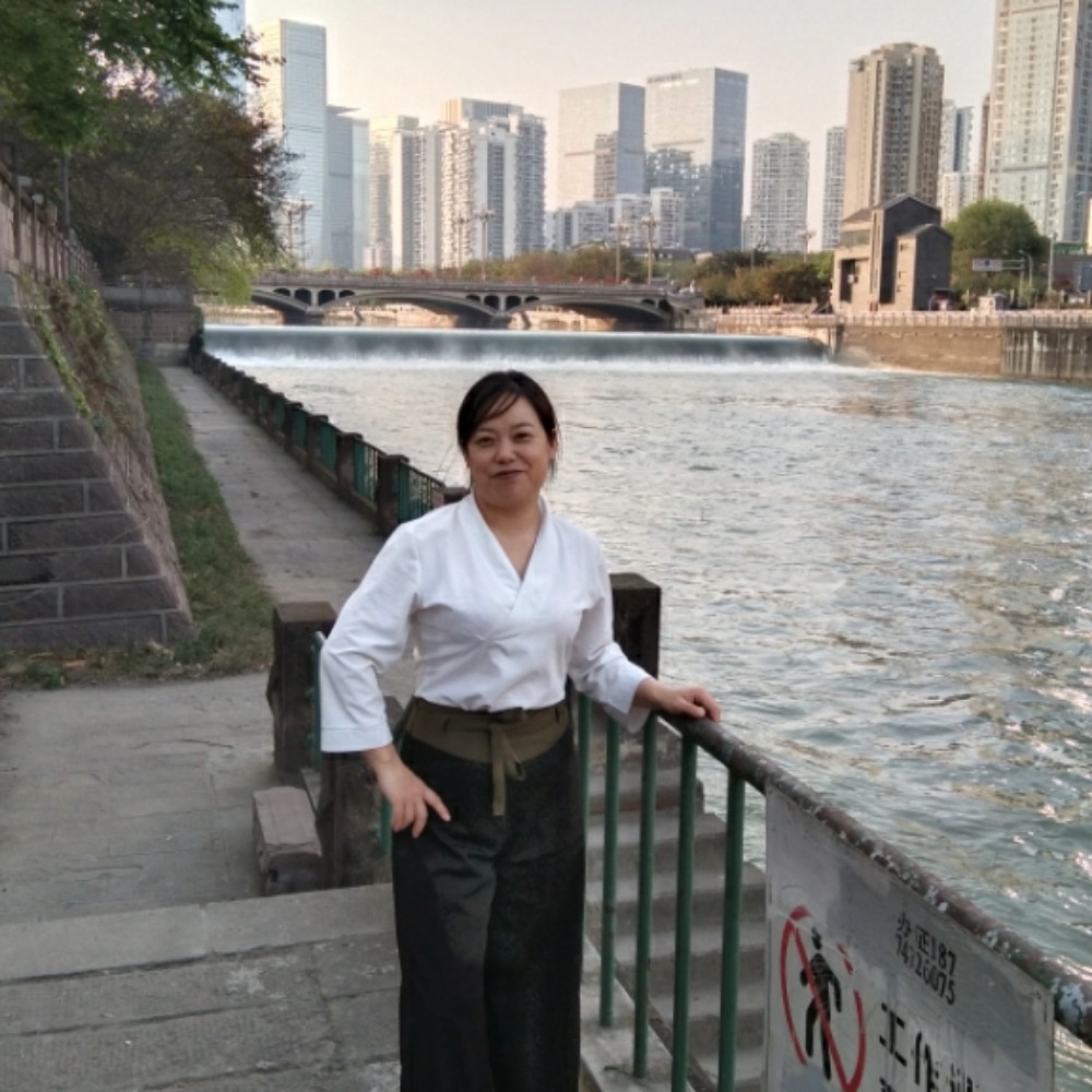 内向等待绿茶的照片