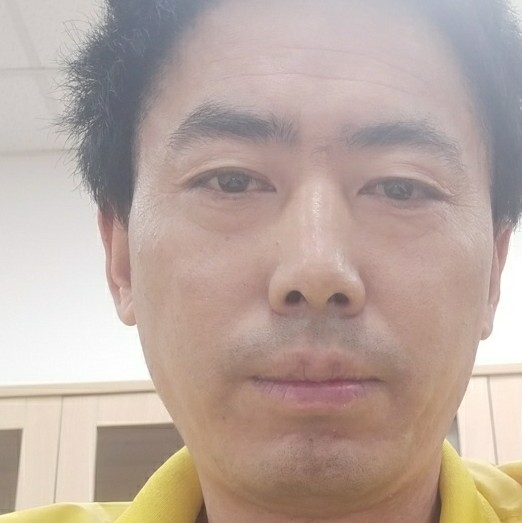 妩媚蹙眉黑猫的照片