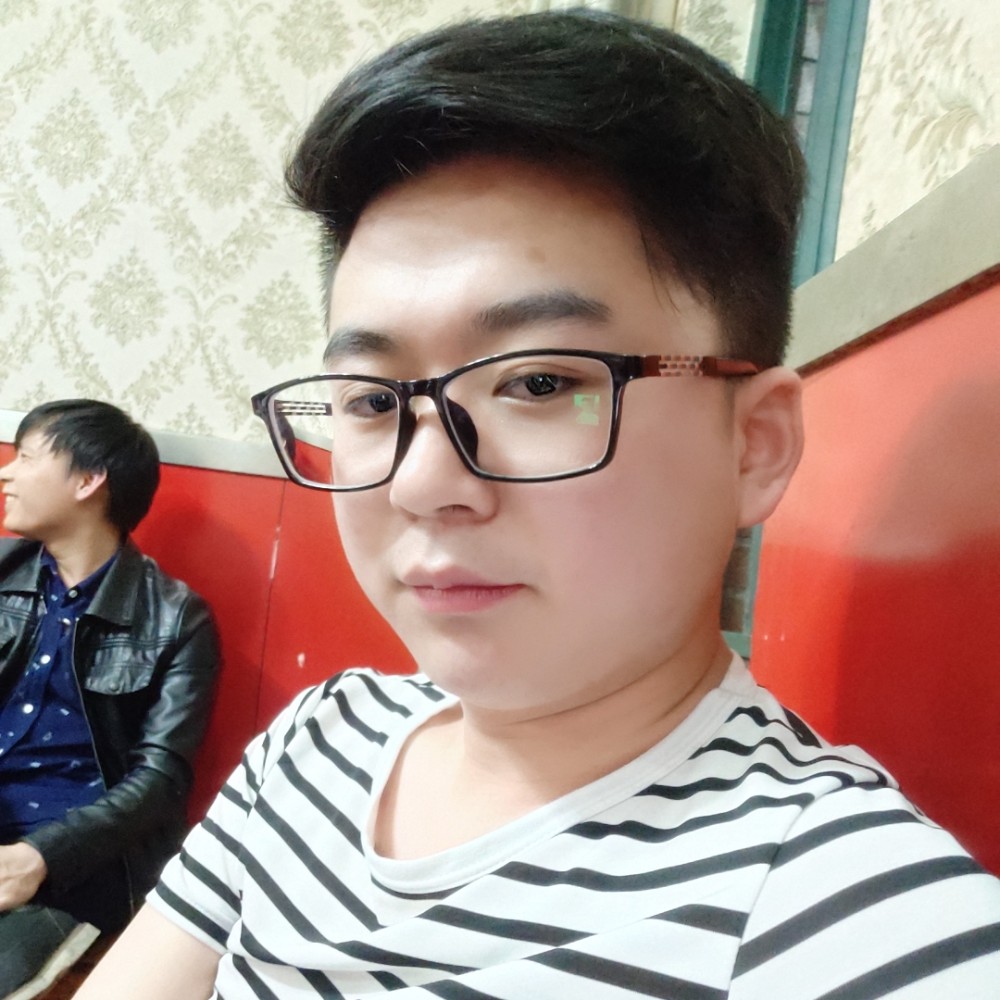 小伙聪慧的照片