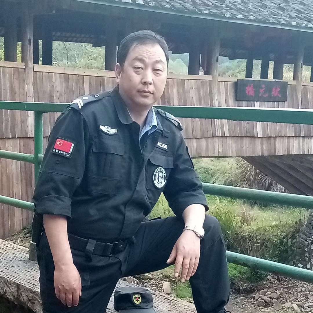 孟江一虎的照片