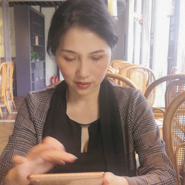 美好扯玫瑰的照片