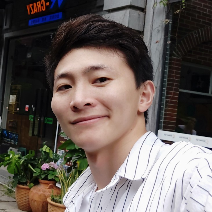 尬聊艺术家的照片