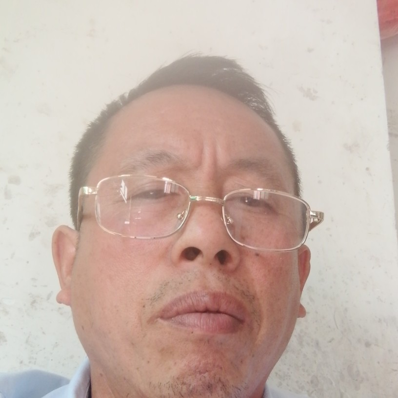 百褶裙就苗条的照片